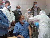 تطعيم الفرق الطبية بمستشفى العزل بلقاح فيروس كورونا بالدقهلية.. صور