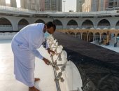 صور.. فريق سعودى مختص بتنظيف سطح الكعبة المشرفة خلال 40 دقيقة