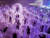فرقة موسيقية تقيم حفلات فنية داخل فقاعات بلاستيكية للوقاية من كورونا..فيديو 