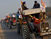 صور.. مظاهرات بالآلات الزراعية في الهند احتجاجا على قانون الزراعة