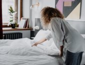 5 مخاطر صحية قد يسببها عدم تغيير أغطية سريرك بشكل مستمر