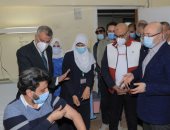 تطعيم أول عنصر من الطاقم الطبى بلقاح كورونا بمستشفيات عزل بنى سويف.. صور