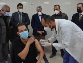 محافظ المنيا يشهد بدء تطعيم الأطقم الطبية بلقاح كورونا بمستشفى عزل ملوى