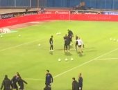 الأهلي وبيراميدز.. حارسا الأهلى يستقبلان شريف إكرامى بالأحضان قبل المباراة.. فيديو