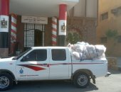 رئيس مدينة القصير بالبحر الأحمر يسلم بطاطين ومواد غذائية للأسر الأكثر احتياجا