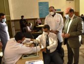 وكيل وزارة الصحة بأسوان أول الحاصلين على لقاح كورونا.. صور وفيديو