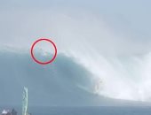 راكب أمواج ينجو من الموت بعد اصطدامه بموجة طولها 18 مترا فى هاواى.. فيديو
