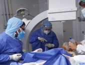أطباء مستشفى السويس يجرون عملية دقيقة فى القلب لمريض كورونا.. صور