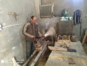"عماد" نجار سيناوى إيده تتلف بحرير.. يصنع مشغولات تراثية من الخشب الخام.. صور