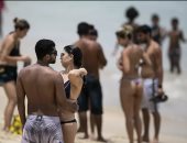 ضحك ولعب وجد وحب.. البرازيليون يهربون من "حصار" كورونا إلى الشواطئ
