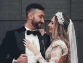 نادر حمدى يرد على منتقدى فستان زفاف زوجته:" نظركوا ضعيف"