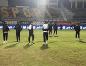 لاعبو الزمالك يعاينون أرضية بتروسبورت قبل انطلاق مباراة المقاصة..صور