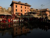 أقوى من "الفياجرا".. مواطنو نيبال يغتسلون فى النهر لحياة زوجية سعيدة