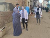 طلاب الطب والتمريض بكفر الشيخ يوزعون كمامات ومطهرات لمواجهة كورونا "صور"