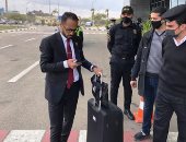 صور.. وليد سليمان أول لاعب بالأهلى يصل مطار القاهرة الدولى استعدادا للسفر لقطر