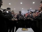 لاعبو الأهلي يحتفلون بعيد ميلاد أجايى قبل رحلة مونديال الأندية.. صور