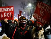 صور.. تواصل الاحتجاجات الحاشدة ضد قانون تقييد إجهاض النساء فى بولندا