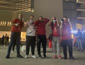 جماهير الأهلى تهتف وتحتفل على طريقة مؤمن زكريا أمام فندق إقامة الفريق بقطر.. فيديو