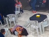 سيدة حامل تحمى ابنها بجسدها خلال سطو على مطعم بالبرازيل.. فيديو