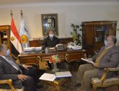 محافظ أسيوط يلتقى مدير الطب البيطرى لمناقشة سبل تطوير مزارع الثروة الحيوانية