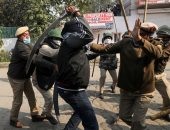 صور.. اشتباكات عنيفة خلال احتجاجات الفلاحين في الهند بعد قطع الإنترنت عن دلهي