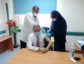 وكيل وزارة الصحة بقنا يتلقى لقاح كورونا داخل مستشفى قفط التعليمى