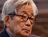 ما سبب توقف اليابانى كنزابورو أوى عن الكتابة بعد حصوله على جائزة نوبل؟