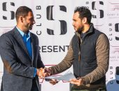 طائر الإسكواش رامي عاشور يتجه إلى التدريب