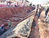 محافظ أسيوط يتفقد أعمال تبطين الترع بقرية نزة ضمن مبادرة "حياة كريمة".. صور