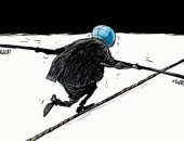 الأرض تعانى من أجل الحفاظ على الصحة والاقتصاد فى ظل أزمة كورونا فى كاريكاتير سعودى