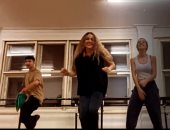 كنزى عمرو دياب تتدرب على الرقص مع أصدقائها.. فيديو وصور