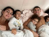 كريستيانو رونالدو مع عائلته "تحت البطانية" بعد صيامه عن التهديف أمام سامبدوريا