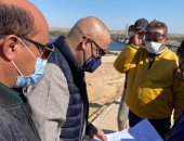 وزير الإسكان ومحافظ أسوان يتفقدان مشروعات الشريط النهرى السياحى بأسوان الجديدة