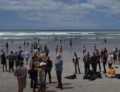 سكان جنوب افريقيا يخرقون قرارات الإغلاق بالتجول على شواطئ كيب تاون.. فيديو