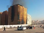استمرار حريق عقار فيصل لليوم الثالث يهدد بانهيار المبنى.. صور