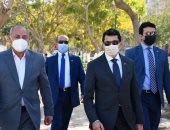 وزير الشباب والرياضة يتفقد الملعب بحديقة الطفل