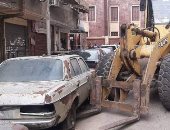 رفع سيارات متهالكة من شوارع منطقة الجولف خلال حملة بشوارع بورسعيد.. صور