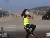 شاهد فتاة تمارس التمارين وخلفها انقلاب ميانمار دون أن تدرى.. "فى عالم تانى"