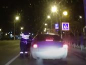 شرطى روسى يقفز داخل سيارة سائق مخمور حاول الهرب خلال إيقافه.. فيديو