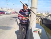 صيانة وتأمين أعمدة الإضاءة العامة بكوبرى الرسوة ببورسعيد.. صور