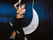 القمر يحمل "دوا ليبا" فى صورة من كواليس كليبها الأخير Levitating