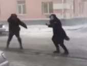 "الهوا طيرهم".. شاهد محاولة سكان مدينة روسية مقاومة سوء الأحوال الجوية