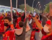 هتافات حماسية لجمهور الأهلى قبل لحظات من مباراة الدحيل.. فيديو