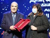 وزيرة الثقافة تهدى درع التكريم للموسيقار فاروق الشرنوبى.. صور