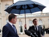 ماكرون يصر على حمل المظلة لحماية ضيفه السلوفاكى من الأمطار.. فيديو