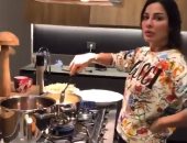 نادين نسيب نجيم تحتفل بعيد ميلادها بطبخ "كاربونارا" مع أصدقائها.. فيديو وصور