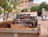 إرسال مساعدات غذائية وبطاطين لأهالى قرية الزعفرانة بعد تعرضها للأمطار.. صور