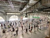 10 صور لتطبيق إجراءات الوقاية بين المصلين خلال صلاة الجمعة بالمسجد الحرام 