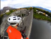 بدون معدات حماية.. دراج يخوض مغامرة خطيرة للعبور أعلى قوس جسر بفرنسا.. فيديو وصور