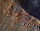 علماء يفسرون الانهيارات الأرضية المريخية تحت سطح الكوكب الأحمر 